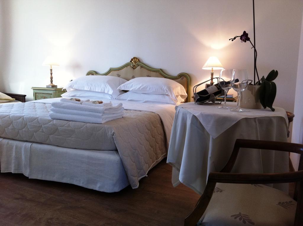 Hotel Cascina Castagneto CastellʼAlfero Zimmer foto